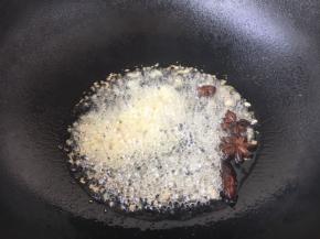 放入姜末蒜末，小火煸炒出香味。