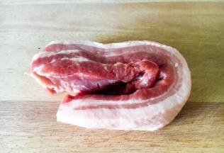 五花肉一块。 量的多少可随家人的喜好增减。