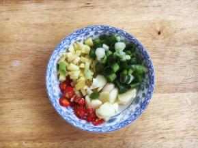 蒜切片，姜切末，小香葱切花，小米椒切圈。