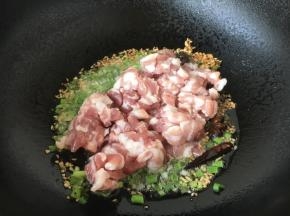 放入肉粒。