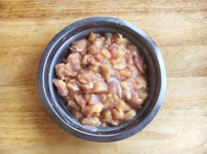 将鸡肉切成骰子大小的丁，放入少许的白胡椒粉，1勺料酒，少许的盐，1勺的淀粉，1小勺的香油，搅拌均匀，腌制10分钟备用。 鸡肉选择鸡大胸、鸡小胸、鸡腿肉都可以，鸡大胸比较柴，鸡小胸计较嫩，鸡腿肉比较嫩滑。 我选择的是无骨鸡腿肉。