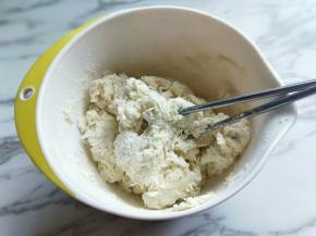 面粉放在容器中，加奶粉。