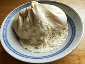 酵母粉用温水融化，分次加入面粉中，用硅胶铲拌成絮状。再揉成面团，进行发酵，发酵至原来的两倍大，全是蜂窝眼！