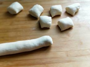 发酵好的面团排气后分成等份的小面团。