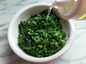 韭菜洗干净后淋干水份，切碎，放入容器中，首先加入橄榄油，搅拌均匀。这样韭菜不会出水哦。
锅中加入菜籽油，再加入提前用筷子打散的鸡蛋液，小火煎蛋，待蛋液变凝固时把鸡蛋饼铲碎。盛出备用。