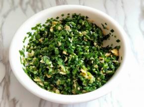 加入食用油，拌均匀。馅料完成了！