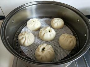依次做完，放入蒸屉中，锅底加入足够的清水，二次发酵，天热约5分钟即可，待包子明显长大即可开火蒸，中火烧开蒸12-15分即可。