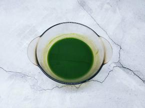 首先将菠菜去根洗干净，淋干水分，再我用刀切段，放入破壁机中，加入适量纯净水，榨汁。（如果使用料理机也可以，最好过滤一下）