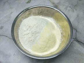 把面粉，奶粉，酵母放入器具中。