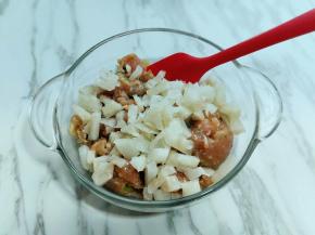 利用这时间做肉馅，将猪肉洗干净，淋干水分，用刀剁成肉馅，放入器具中，加入盐，生抽，老抽，切好的葱姜蒜，肉皮冻是我提前熬好的，不喜欢的不加也可以，加了肉皮冻，蒸出来的包子肉馅有汤汁口感浓郁。