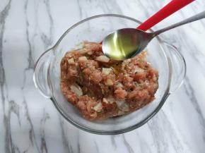 加入菜籽油拌均匀，放旁边备用。