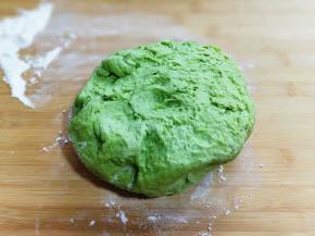 这时面团发酵好了！取出排气。