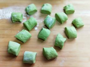 用锋利的刀切出等份的小面团。