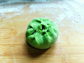 包起来，捏出皱褶，依次做完。