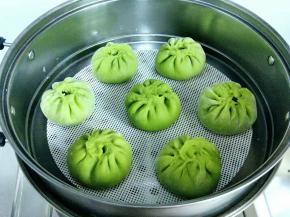 依次包好的包子放入装好水的蒸锅中，进行二次发酵，天热5分钟即可。开中火蒸，待上汽后蒸12分钟，关火焖3分钟再打开盖子。