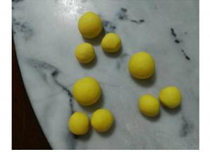 把南瓜面团平均分成，一组三个圆（大圆20克，小圆10克)，排气，收圆