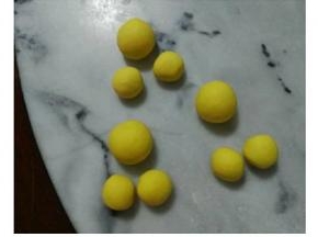 把南瓜面团平均分成，一组三个圆（大圆20克，小圆10克)，排气，收圆