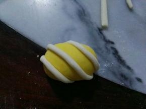 然后每个椭圆形上，贴上三条白色的面条。