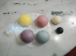 主材料拌匀，揉成光滑面团后，分出4个35克的剂子，分别揉入南瓜粉，红曲粉，紫薯粉，蝶豆花。再分出10克揉竹炭粉。