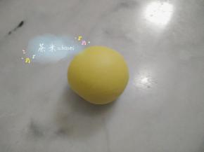 拿南瓜面团来做例子，拍照。把35克的南瓜面团排气，分成一个27克的大圆和一个8克的小圆。