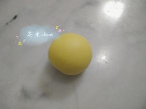 拿南瓜面团来做例子，拍照。把35克的南瓜面团排气，分成一个27克的大圆和一个8克的小圆。