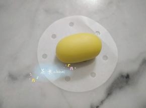 大圆搓成椭圆形状。