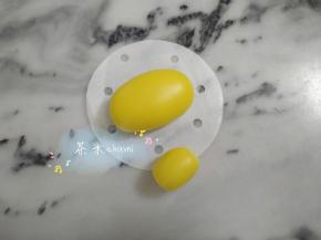 小圆也揉成椭圆形状。如图。