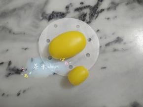 小圆也揉成椭圆形状。如图。