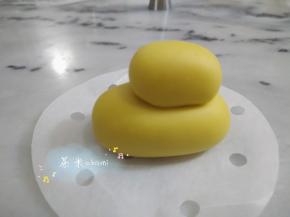 小椭圆形抹水粘到大圆上面。