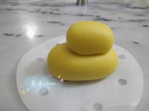 小椭圆形抹水粘到大圆上面。