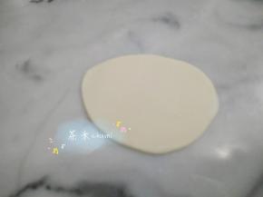 白的面团，擀平。