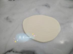 白的面团，擀平。