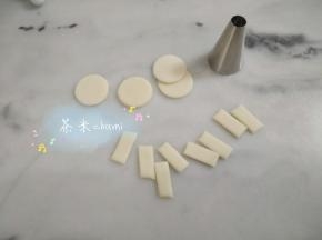 用裱花嘴压出圆片，刀切出小长方形。