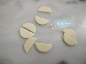 再把圆片一分为二。