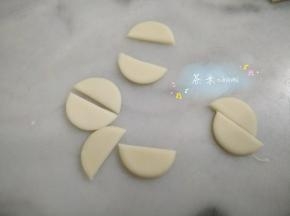 再把圆片一分为二。