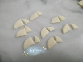 再三分之一处切开，一片大一片小。