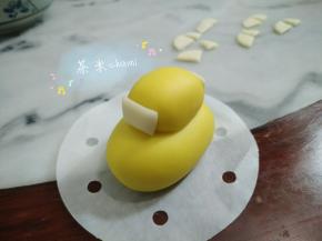 把长方形的面片，粘水贴在前后的小圆上。
