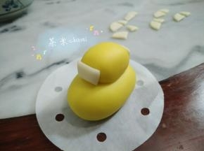 把长方形的面片，粘水贴在前后的小圆上。