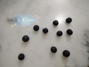 再把黑面团，搓成黑豆般大小。
