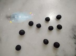 再把黑面团，搓成黑豆般大小。