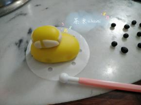 用翻糖小工具的圆头压出四个轮胎的印子。