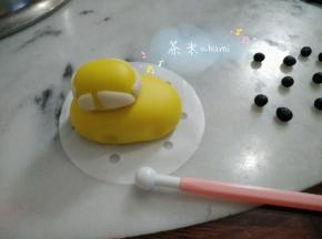 用翻糖小工具的圆头压出四个轮胎的印子。
