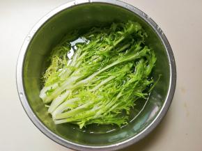 3苦菊去掉根部冲洗干净，用淡盐水浸泡五分钟