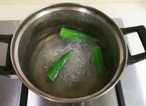锅中余水滴几滴食用油放入秋葵烧开