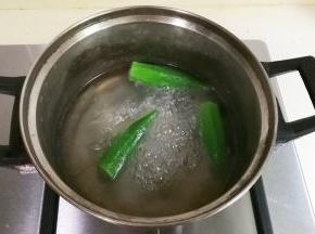 锅中余水滴几滴食用油放入秋葵烧开