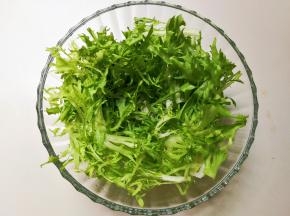 加苦菊放入大碗