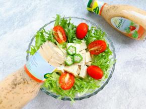 挤上法式沙拉酱