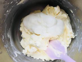 1、	奶油奶酪室温软化，加入糖和酸奶，搅拌均匀
