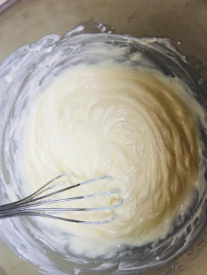 2、	搅拌后的奶酪应该是细腻的，没有颗粒，顺滑的