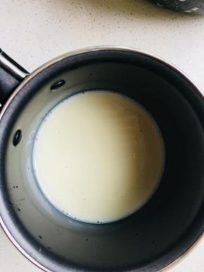 4、	将牛奶加热到，加入泡软的吉利丁片。加热至吉利丁完全融化，温度不要太高，否则会影响凝结功效